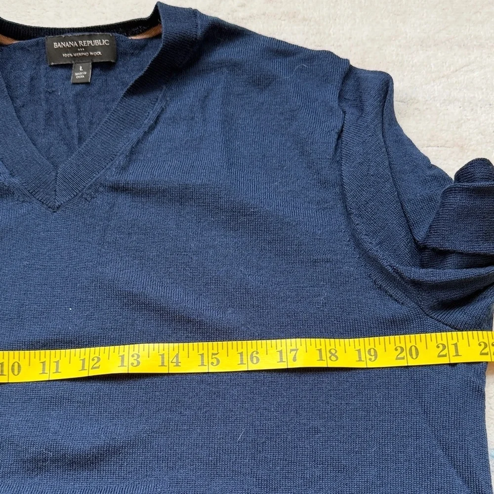 (243)Banana Republic Deep Blue V-Neck Sweater 100% merino wool